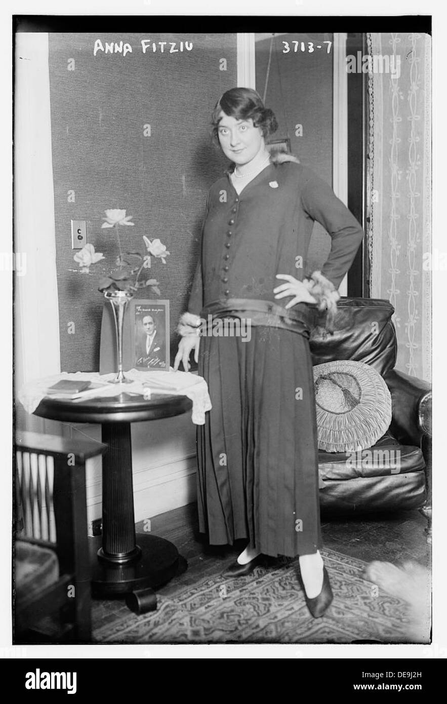 Ce portrait du début du XXe siècle montre la chanteuse d'opéra Anna Fitziu dans un décor intérieur. Il met en lumière son rôle dans le monde de l’opéra dans les années 1910 et sa présence artistique dans l’histoire de la musique. Banque D'Images