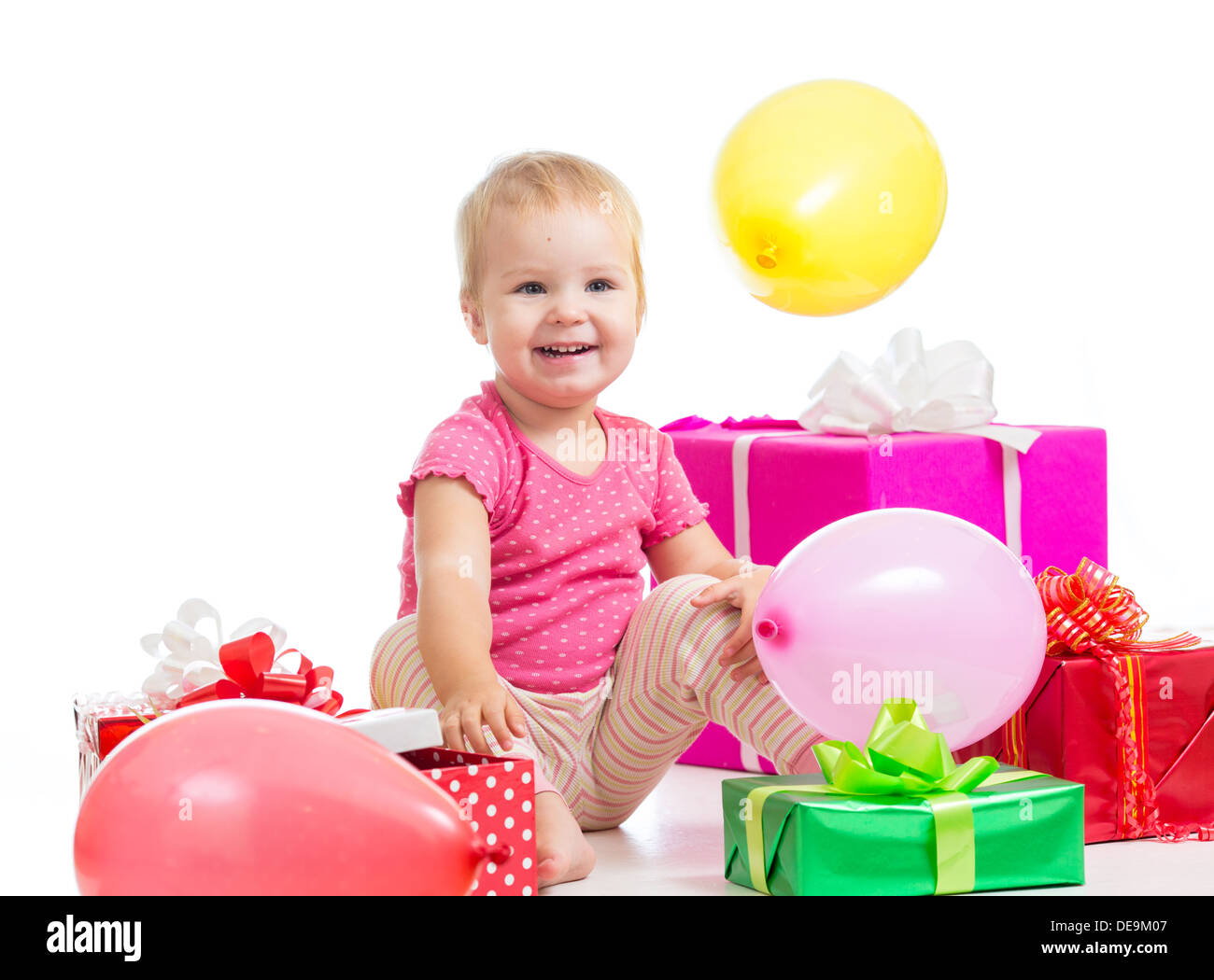 Heureux l'enfant fille avec des ballons et des cadeaux Banque D'Images