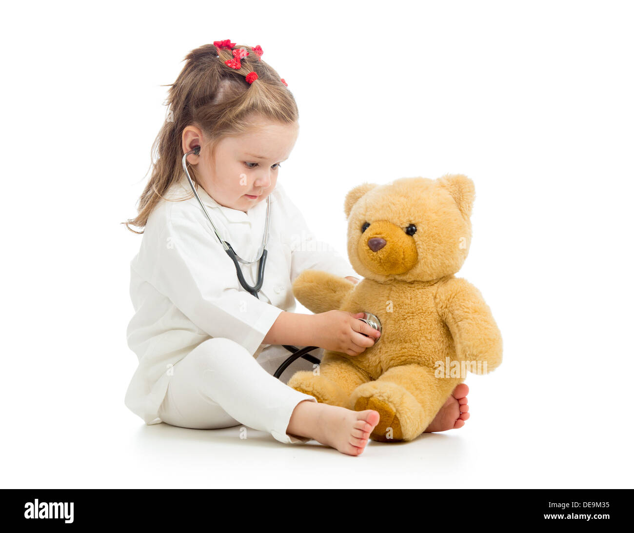 Vêtements enfant fille avec des médecin Playing with toy Banque D'Images