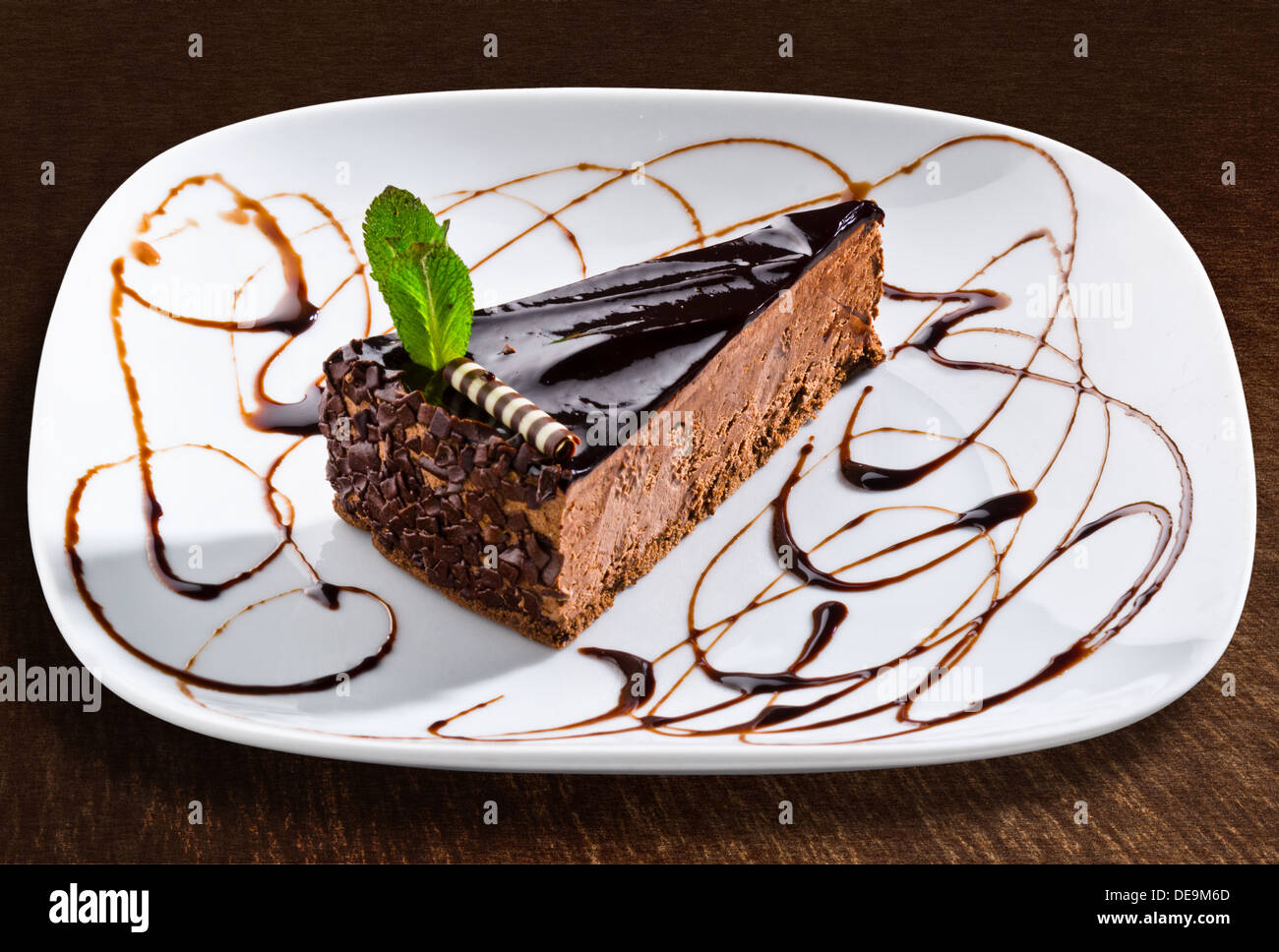 Gâteau au chocolat avec sirop de caramel Banque D'Images