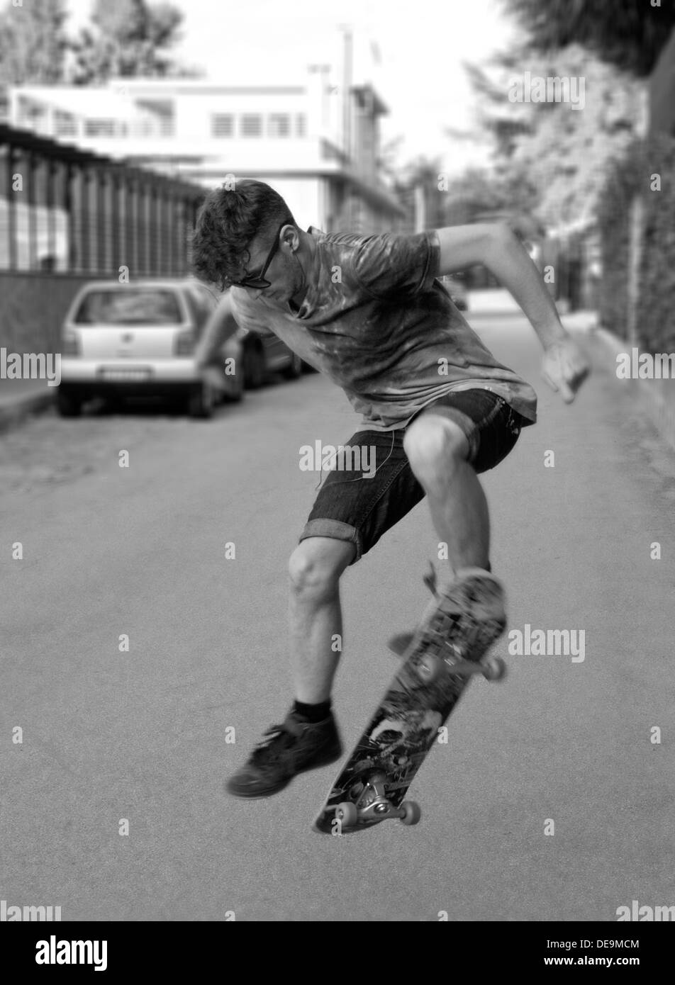 Street skateur professionnel faisant Ollie trick Banque D'Images