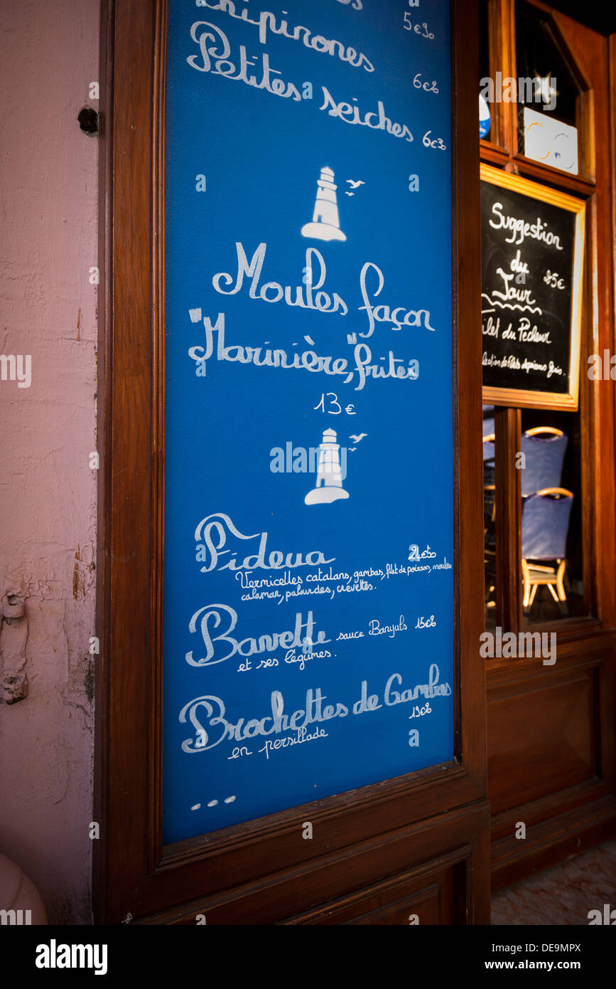 Menu écrit de restaurant, Collioure, Pyrénées-Orientales, Languedoc-Roussillon, France Banque D'Images