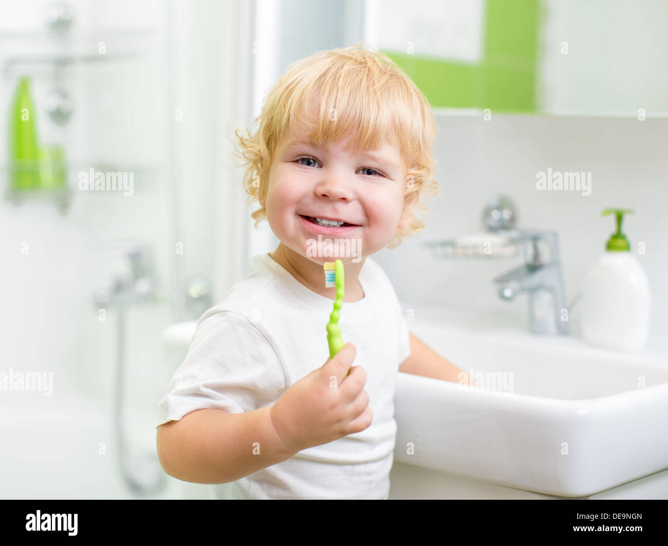 Happy kid ou l'enfant se brosser les dents dans la salle de bains. L'hygiène dentaire. Banque D'Images