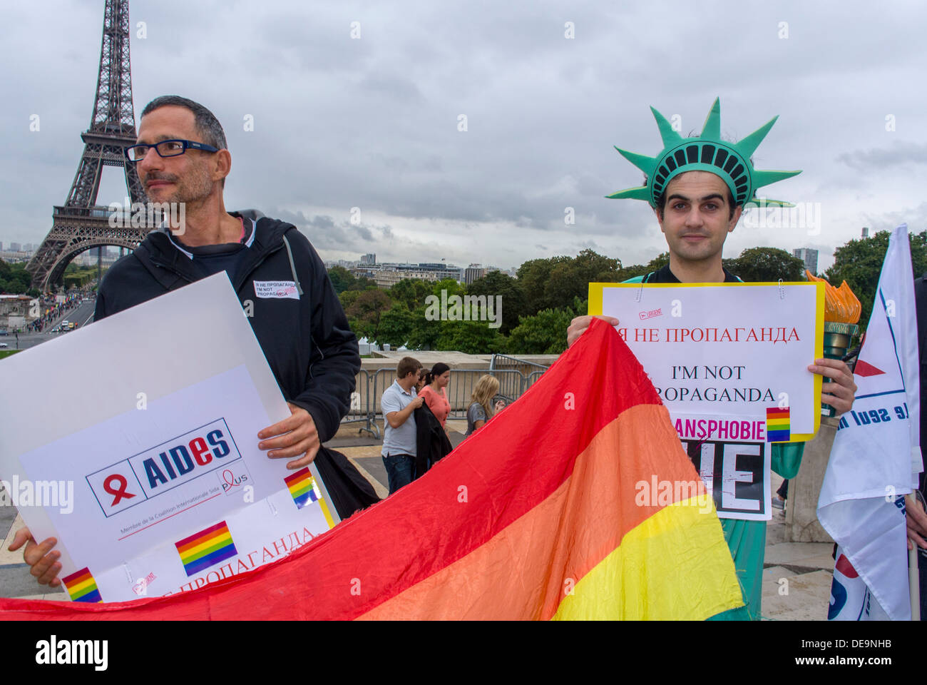 Paris, France. Plusieurs groupes de protestation LGBT (AIDES) ont organisé une protestation contre la loi homophobe, en Russie, une manifestation, à la place des droits de l'homme, des signes de protestation activiste Banque D'Images