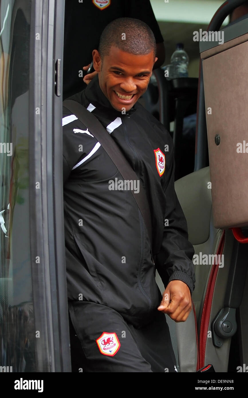 Hull, Angleterre. 14 sept., 2013. Fraizer Campbell, de la ville de Cardiff et l'ancien attaquant de Hull City arrive sur le Stade KC avant la Premier League match entre Hull City et Cardiff City depuis le stade KC. Credit : Action Plus Sport Images/Alamy Live News Banque D'Images