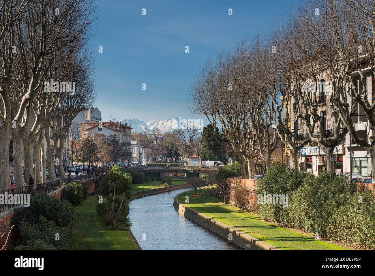 La rivière La Basse à Perpignan avec Canigou en arrière-plan,  Pyrénées-Orientales, Languedoc-Roussillon, France Photo Stock - Alamy