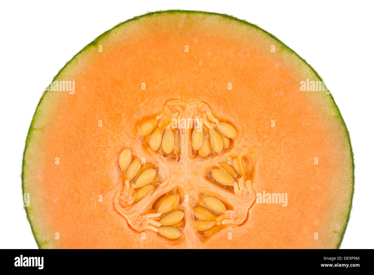 La moitié d'une orange melon isolé en fond blanc Banque D'Images