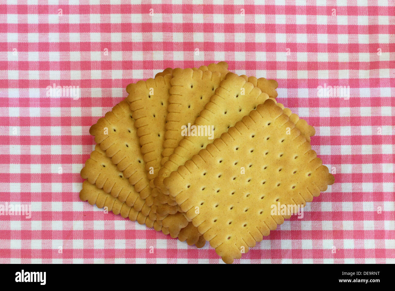 Biscuits croquants classique rose chiffon à carreaux sur with copy space Banque D'Images