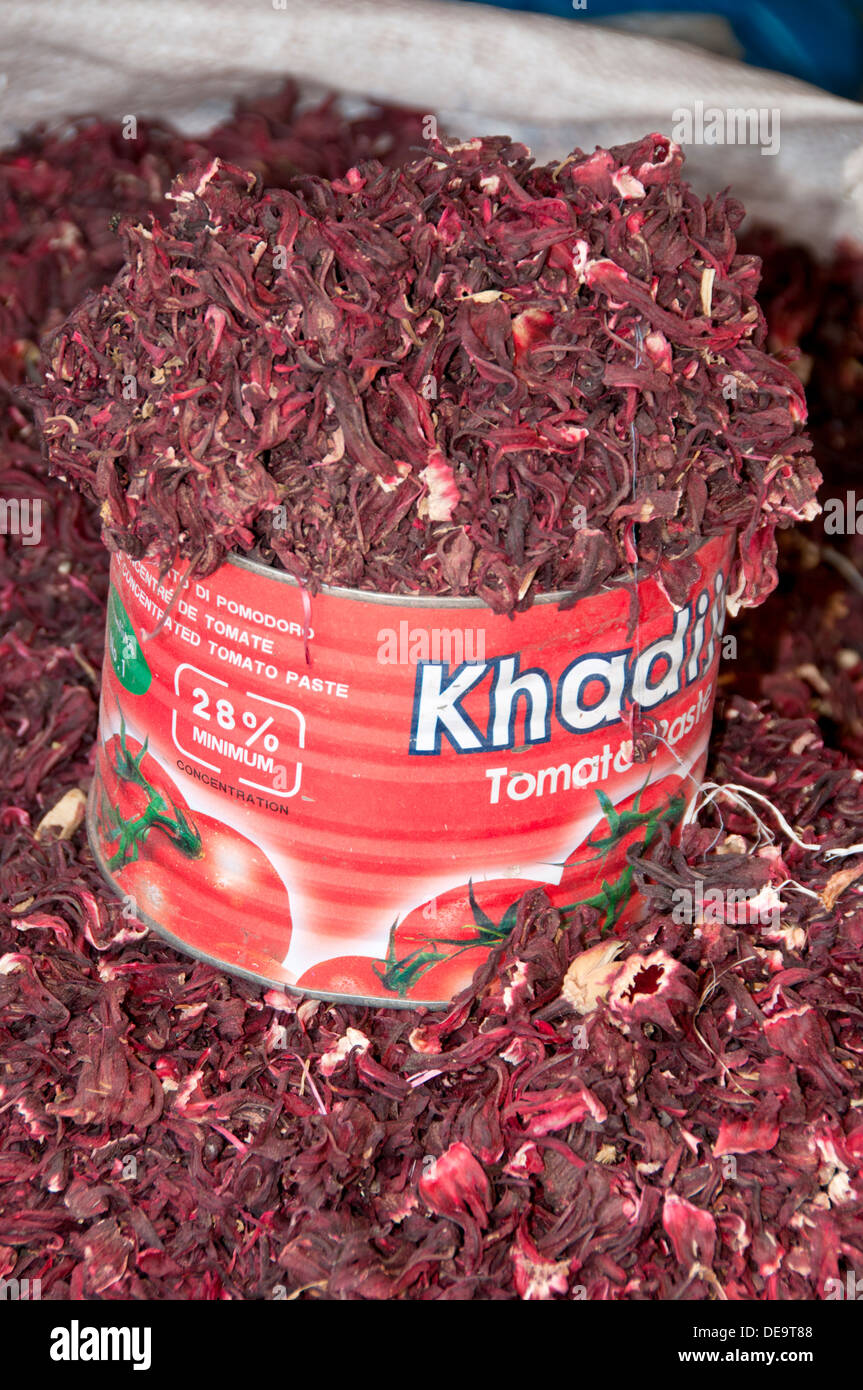 Les épices et les légumineuses à vendre dans des sacs à marché, la Gambie, Afrique de l'Ouest Banque D'Images