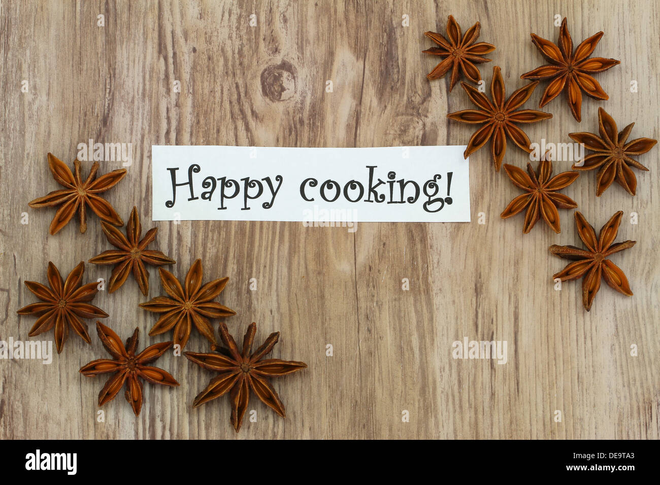 Carte de cuisine heureux à la badiane sur surface en bois Banque D'Images