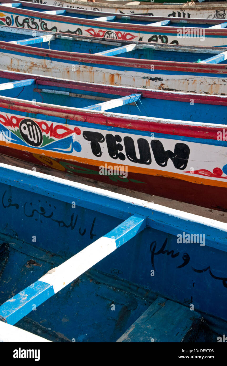 Les dessins peints de couleurs vives sur les bateaux de pêche, des Gambiens, Tanji la Gambie, Afrique de l'Ouest Banque D'Images