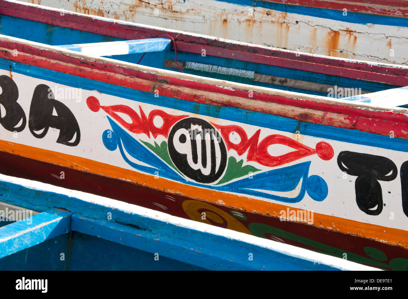 Les dessins peints de couleurs vives sur les bateaux de pêche, des Gambiens, Tanji la Gambie, Afrique de l'Ouest Banque D'Images