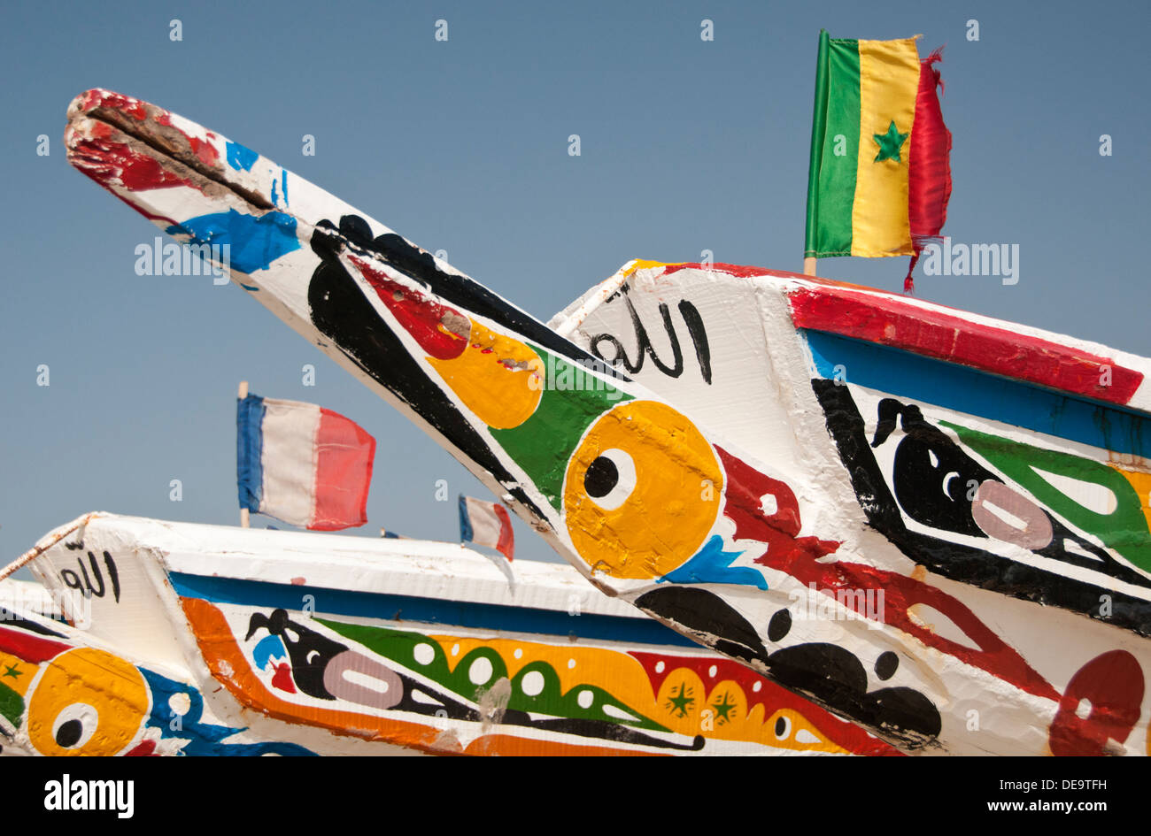Bateaux de pêche gambienne peint de couleurs vives, village de pêcheurs de Tanji, Gambie, Afrique de l'Ouest Banque D'Images