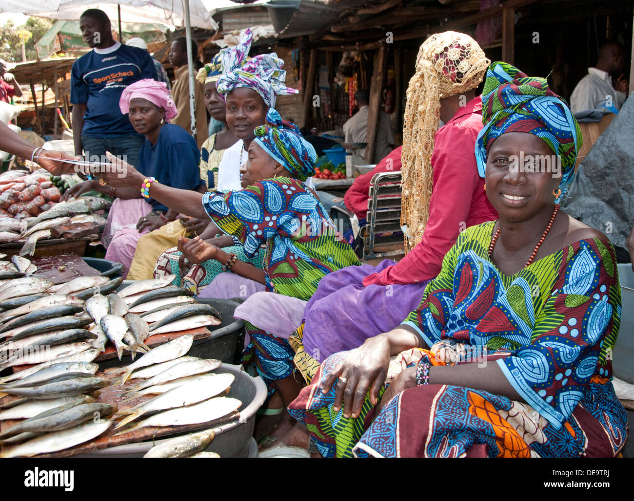 Les femmes gambiennes locaux vendant du poisson au marché de Serrekunda, Gambie, Afrique de l'Ouest Banque D'Images