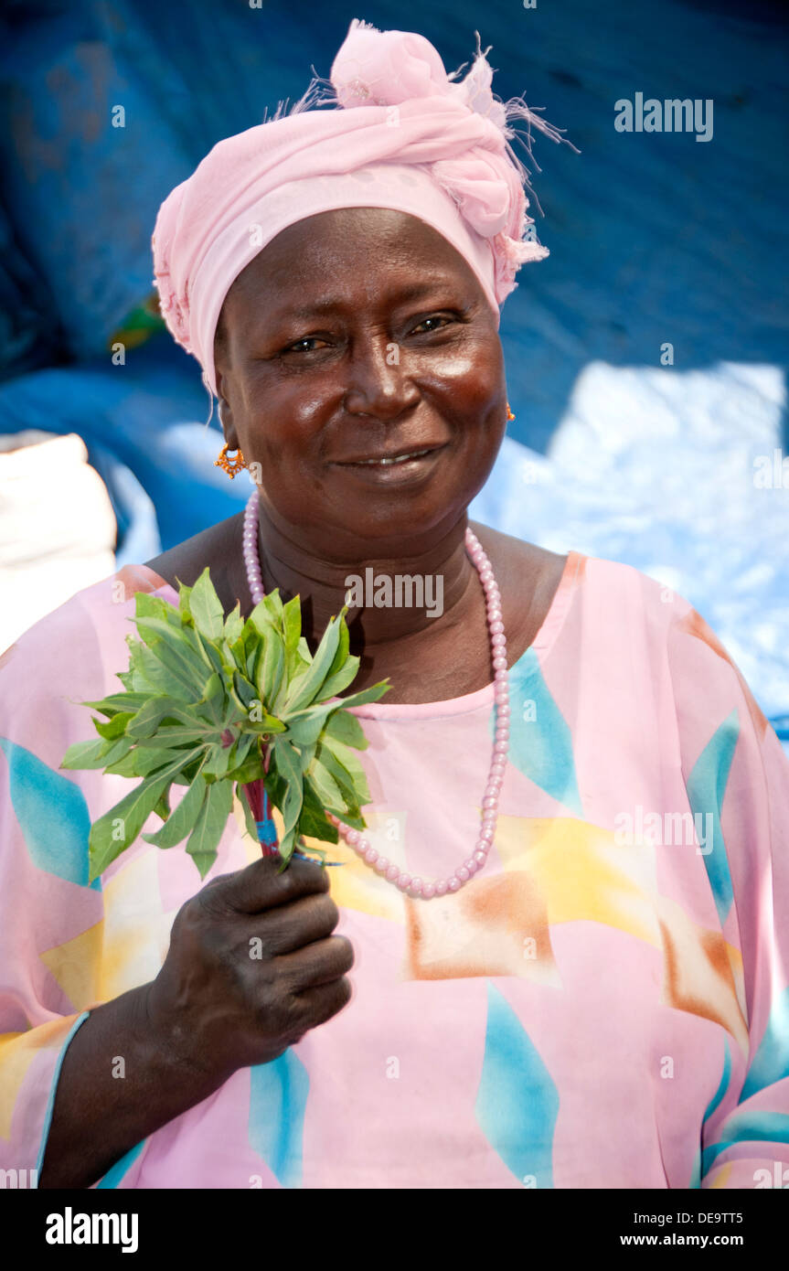 Femme vendant de la Gambie Serrekunda, Marché aux Herbes, la Gambie, Afrique de l'Ouest Banque D'Images