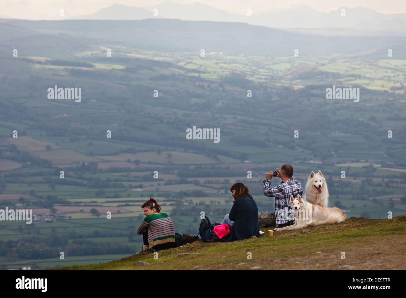 Famille à admirer la vue à partir de la Moel Famau, Clwydian Range, Denbighshire, Wales Banque D'Images