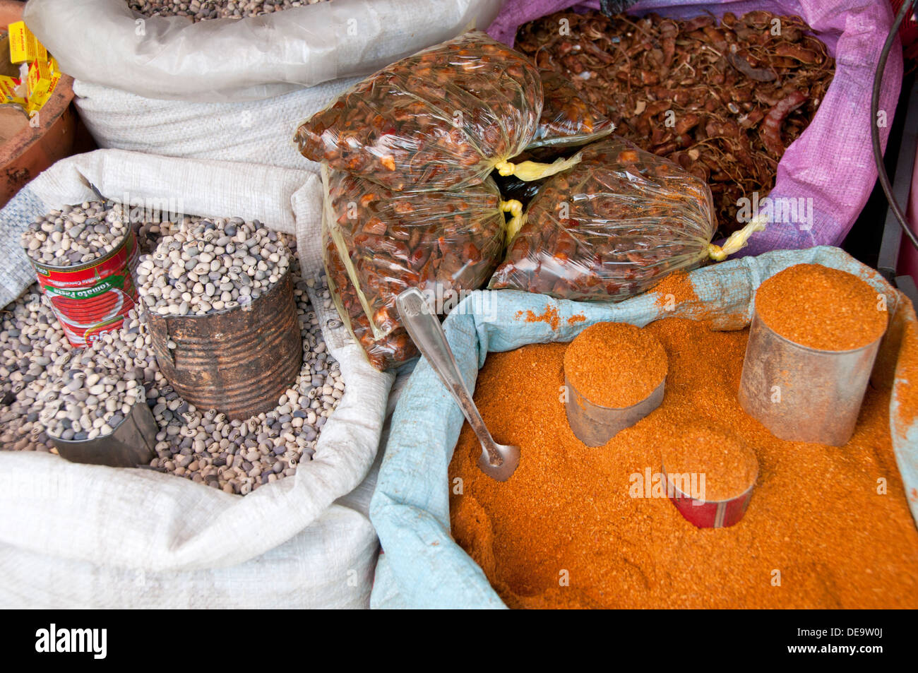 Les épices colorées et de légumineuses pour la vente dans des sacs, marché à Serrekunda, Gambie, Afrique de l'Ouest Banque D'Images