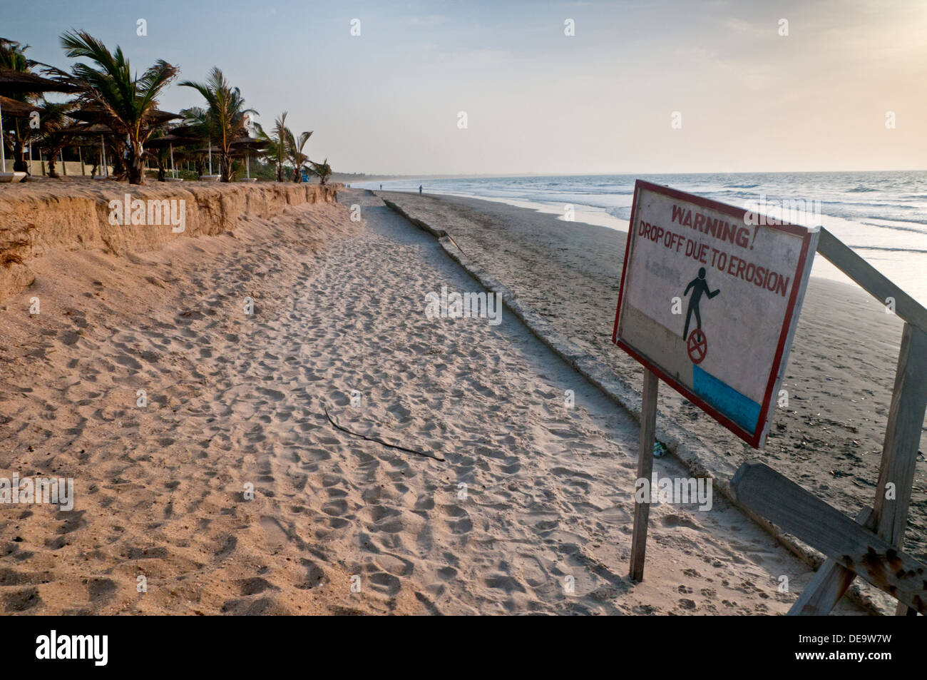 L'érosion des plages et signe, plage de Kololi, Gambie, Afrique de l'Ouest Banque D'Images