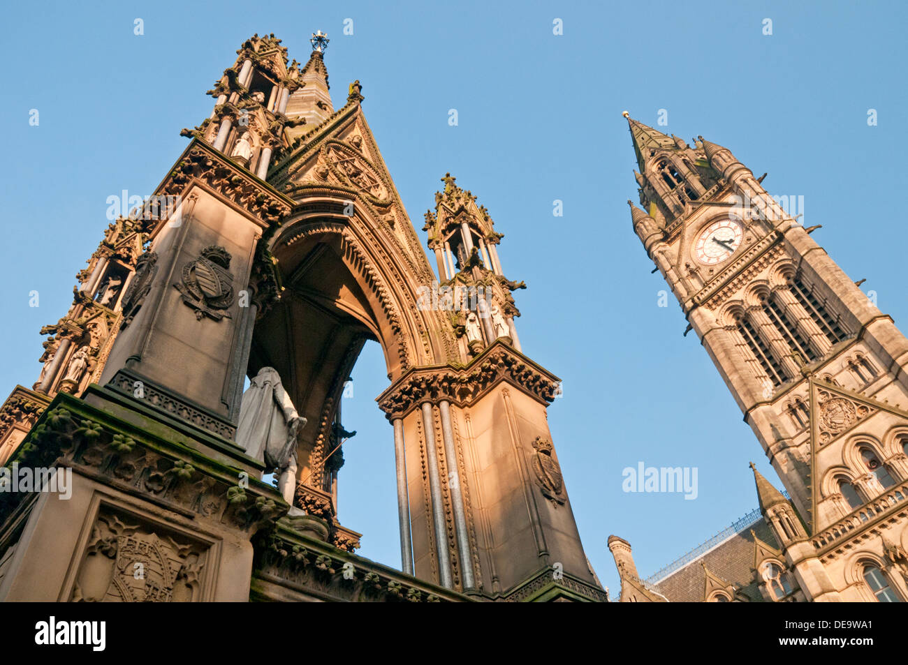 Tour de l'horloge sur Manchester Town Hall et de l'Albert Memorial, Albert Square, Manchester, Angleterre, RU Banque D'Images