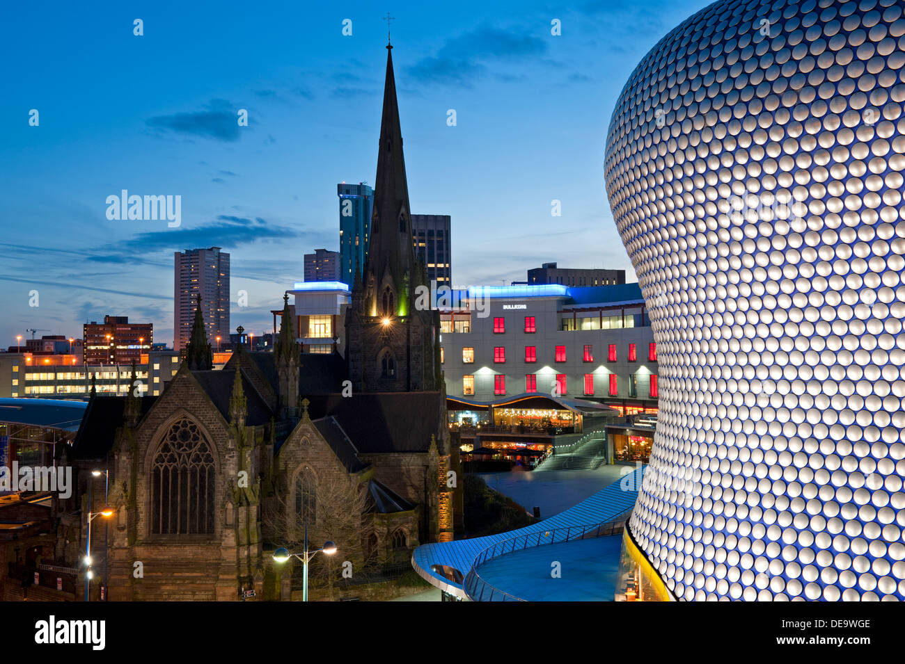 L'église St Martin & grand magasin Selfridges de nuit, les Arènes, le centre-ville de Birmingham, West Midlands, England, UK Banque D'Images