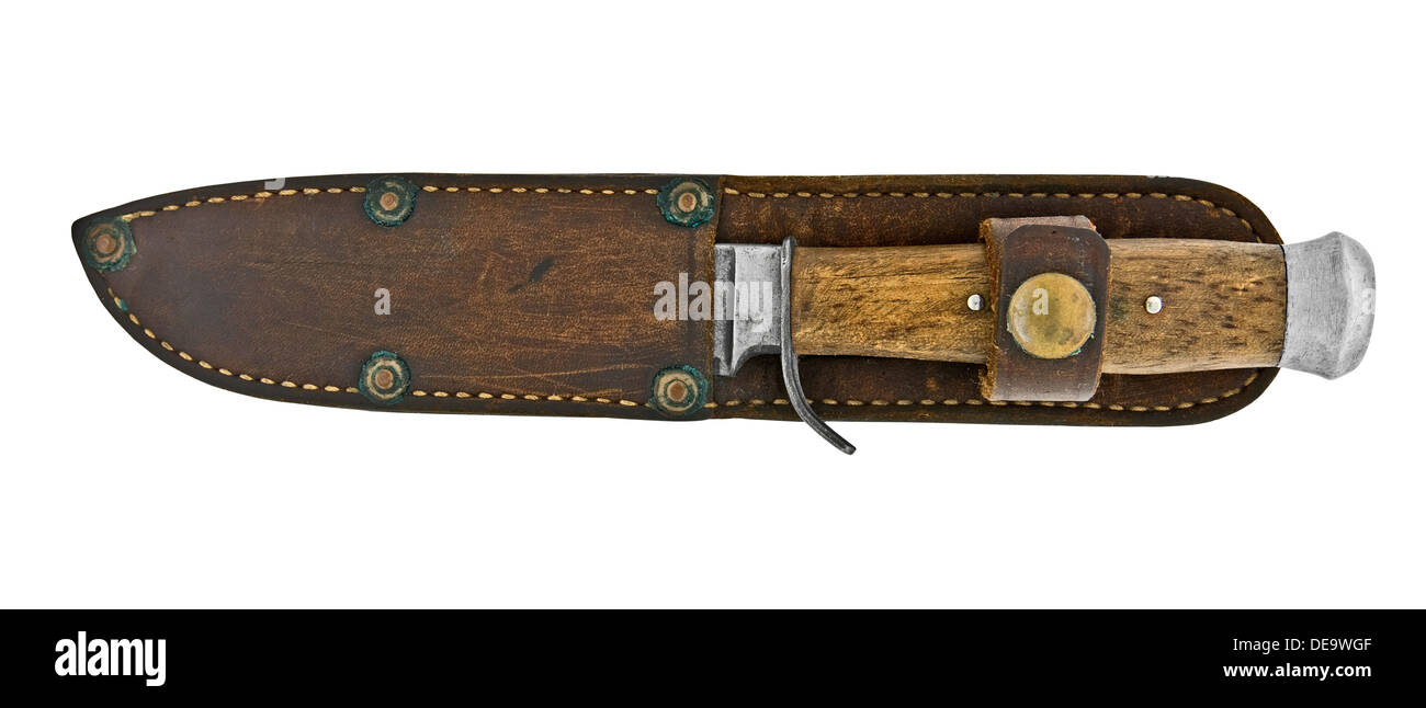 Vintage couteau de chasse et d'une gaine isolée sur fond blanc, chemin de détourage Banque D'Images