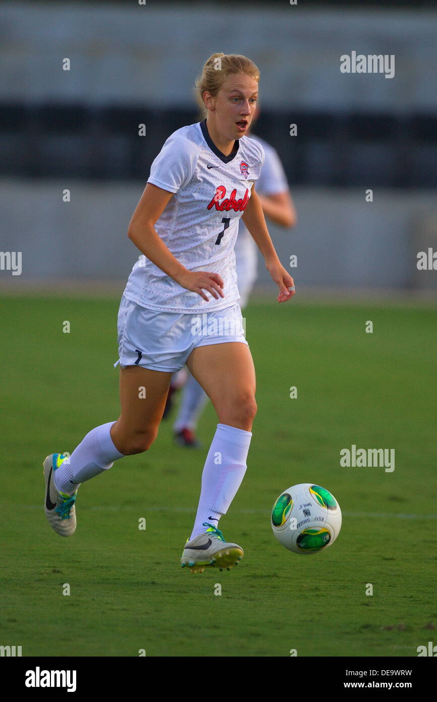 Kennesaw, Géorgie. USA. Le 13 septembre 2013. Bethany Bunker dribble le ballon au cours de Mlle Ole' la victoire 2-1 sur Kennesaw State à Fifth Third Bank Stadium. NCAA Division I Women's Soccer. Banque D'Images