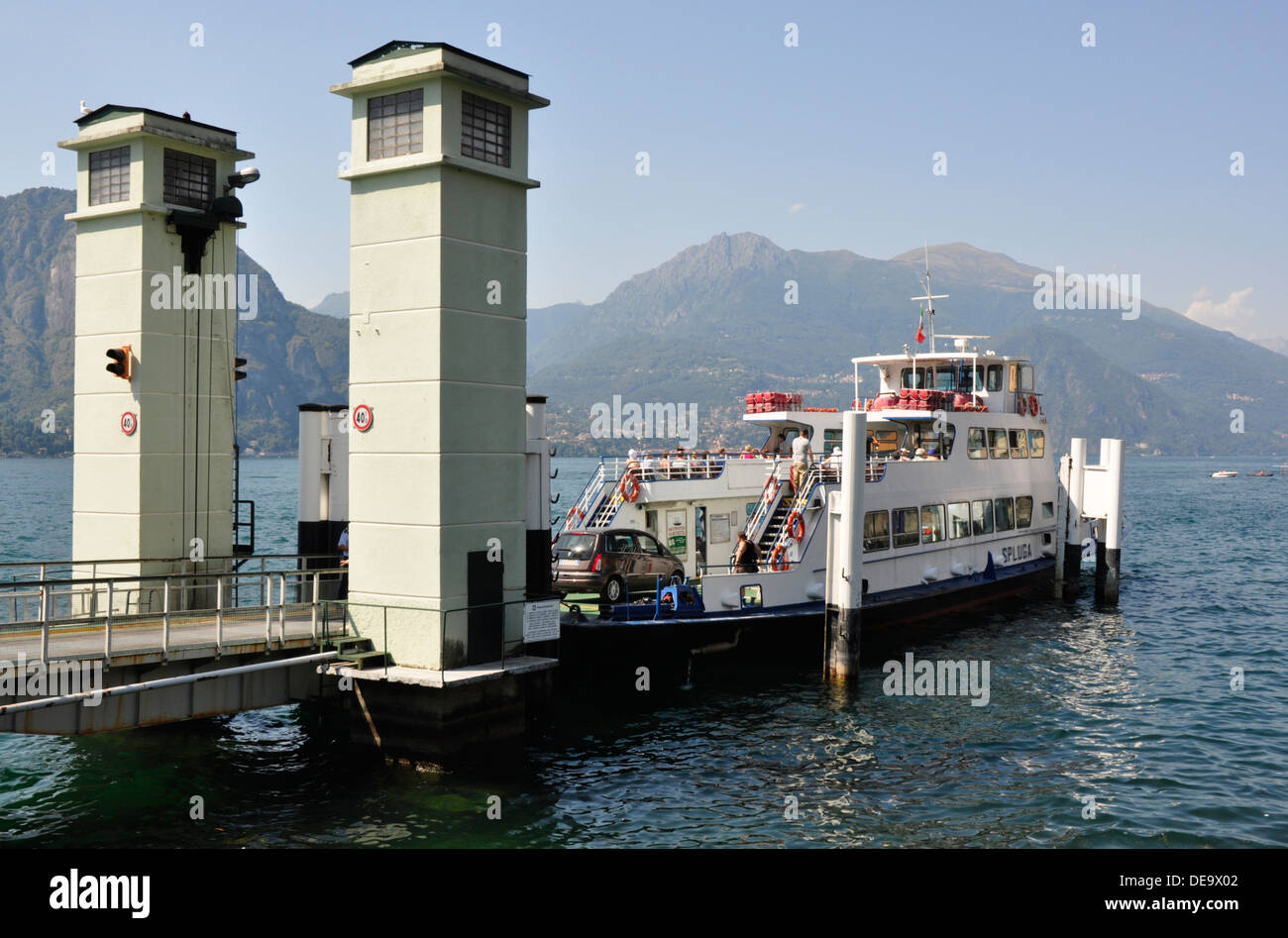 Italie - Lac de Côme - Bellagio - la voiture et les passagers à la station de bateau - plein soleil - blue sky - réflexions Banque D'Images