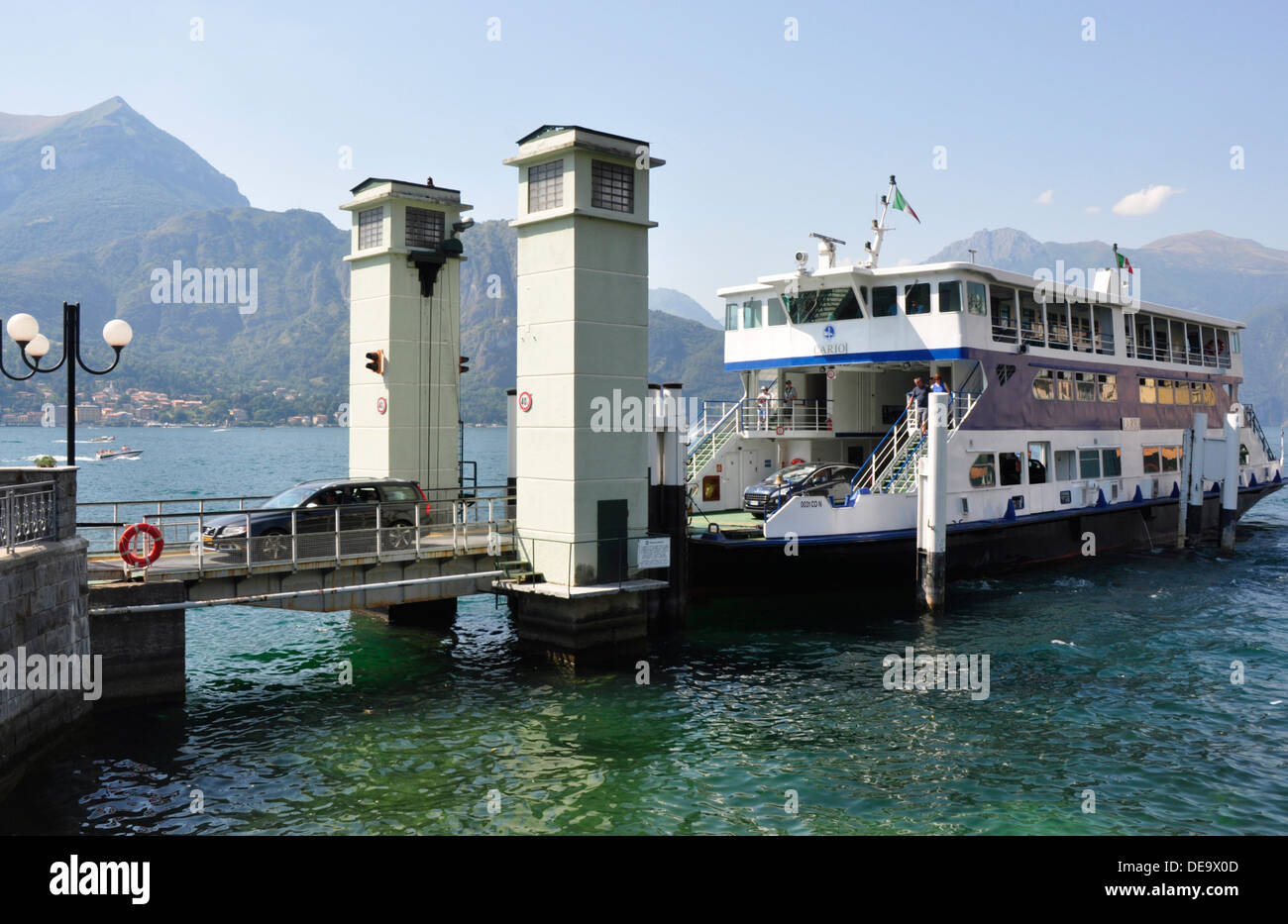 Italie - Lac de Côme - Bellagio - le car-ferry - cars la conduite hors d'ondulation - Réflexions - toile de montagne  + ciel bleu Banque D'Images