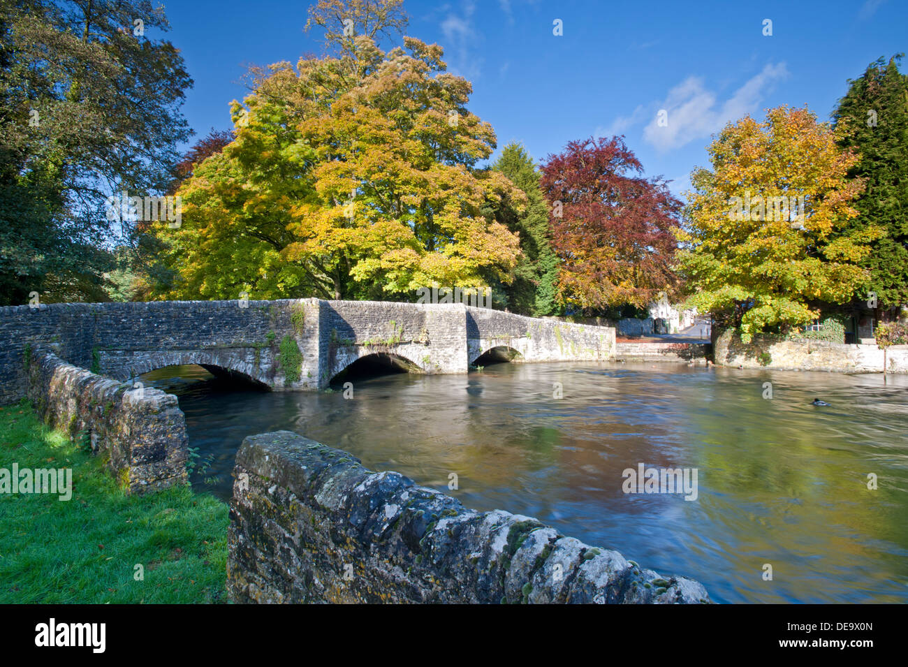 Ashford dans le Village de l'eau en automne, Parc national de Peak District, Derbyshire, Angleterre, RU Banque D'Images