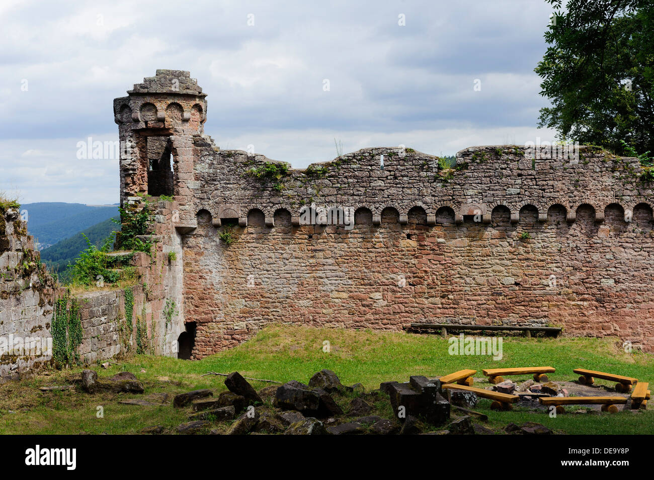 Ère Staufer château fort Burg Wildenberg (Wildenburg)(12.c.) dans Kirchzell, forêt d'Odes, Bavière, Allemagne Banque D'Images