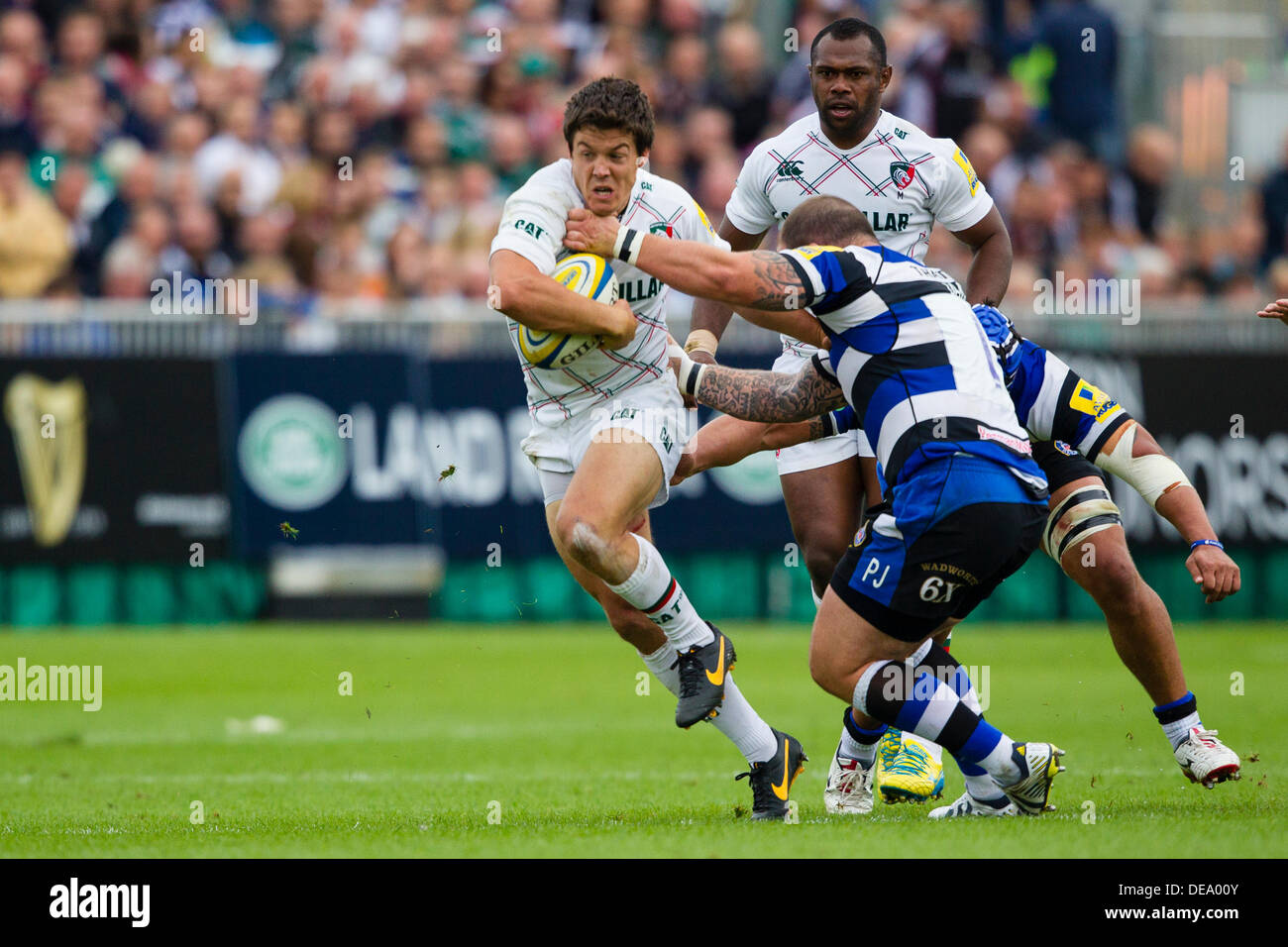 BATH, Royaume-Uni - Samedi 14 septembre 2013. Anthony Allen porte le ballon. Action de la Aviva Premiership match entre Bath Rugby et Leicester Tigers. Credit : Graham Wilson/Alamy Live News Banque D'Images
