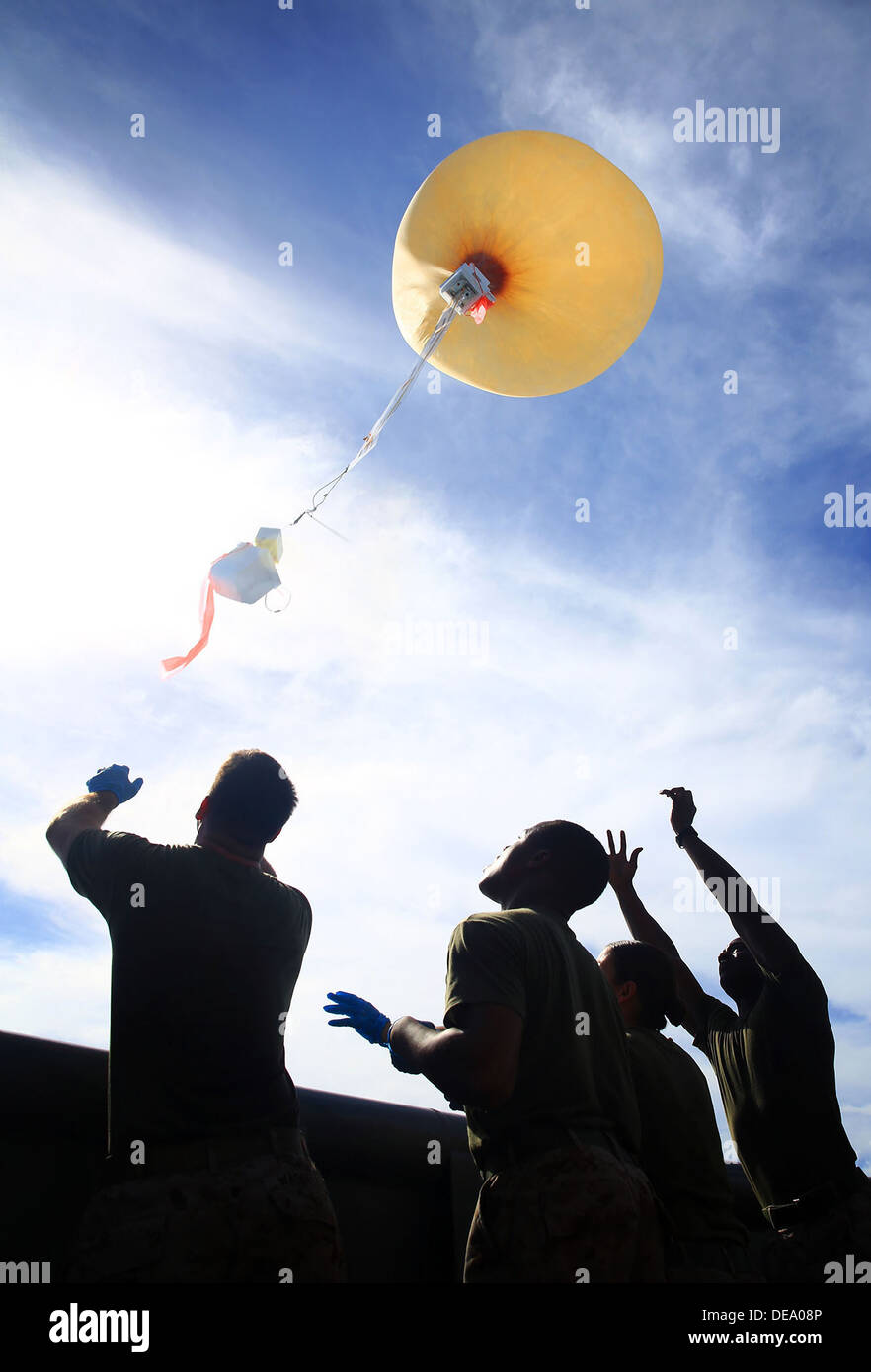 Les Marines américains avec la 13e Marine Expeditionary Unit lancement d'un système de communication SkySat de combat à bord du USS Boxer le 13 septembre 2013 dans l'ouest du Pacifique. Le système SkySat étend les capacités de la masse d'Air Maritime Task Force et est utilisé pour retransmettre les signaux UHF à augmente la plage de communication jusqu'à 600 milles de diamètre. Banque D'Images