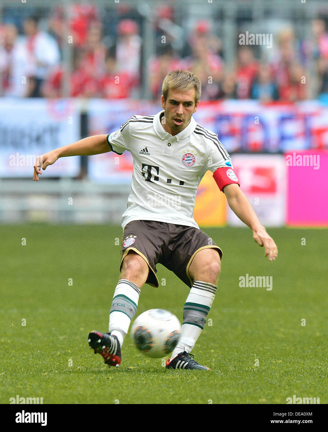 Munich, Allemagne. 14e Août, 2013. Philipp Lahm eddv de Munich pour la balle durant le Bundeslige entre match FC Bayern Munich et Hannover 96 à Munich, Allemagne, 14 septembre 2013. Le match s'est terminé avec un 2:0 pour Munich. Photo : Marc Mueller/dpa/Alamy Live News Banque D'Images