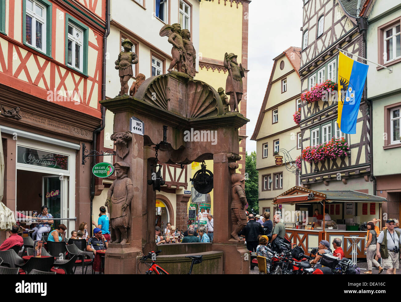 Engelsbrunnen gothique à la place de marché dans Wertheim, Bade-Wurtemberg, Allemagne Banque D'Images