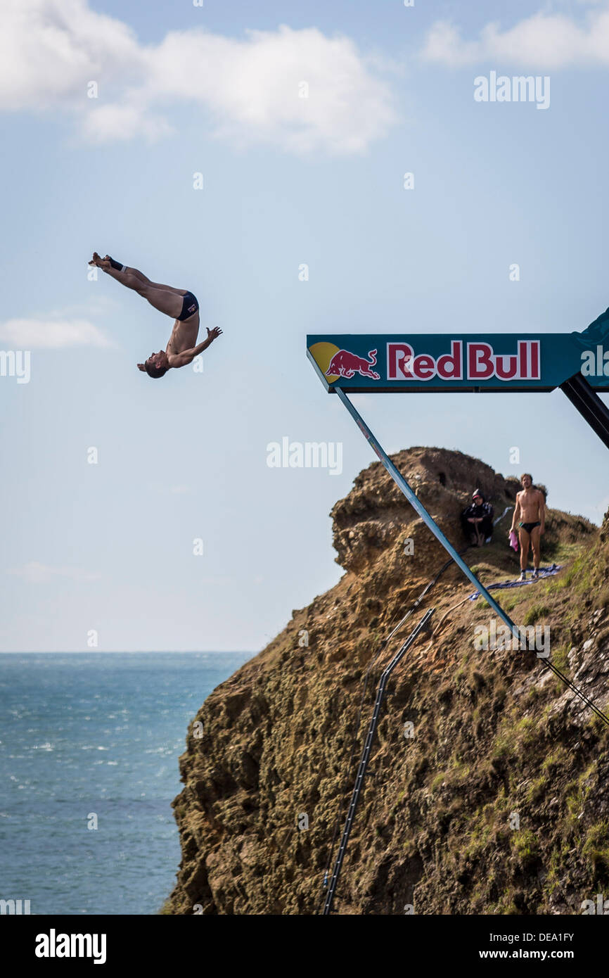 Pembrokeshire, pays de l'ouest du pays de Galles, Royaume-Uni. 14e Août, 2013. Divers La concurrence dans la 5e ronde du Red Bull Cliff Diving la concurrence au Blue Lagoon en Pembrokeshire, Pays de Galles de l'Ouest. Crédit : John Wellings/Alamy Live News Banque D'Images