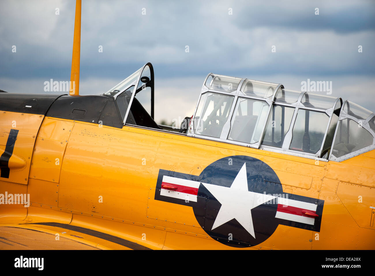 Vintage airplane cockpit avec fuselage jaune Banque D'Images