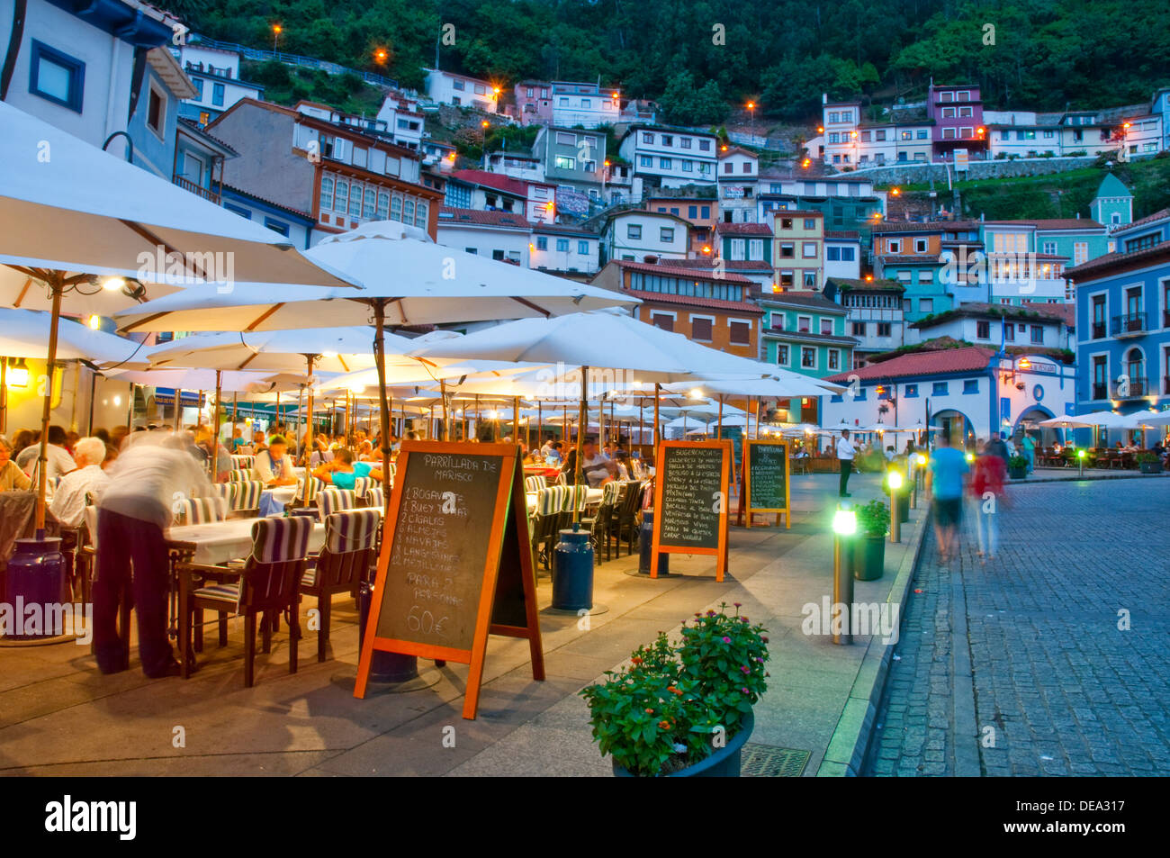 Terrasses de nuit. Cudillero, Asturias, Espagne. Banque D'Images