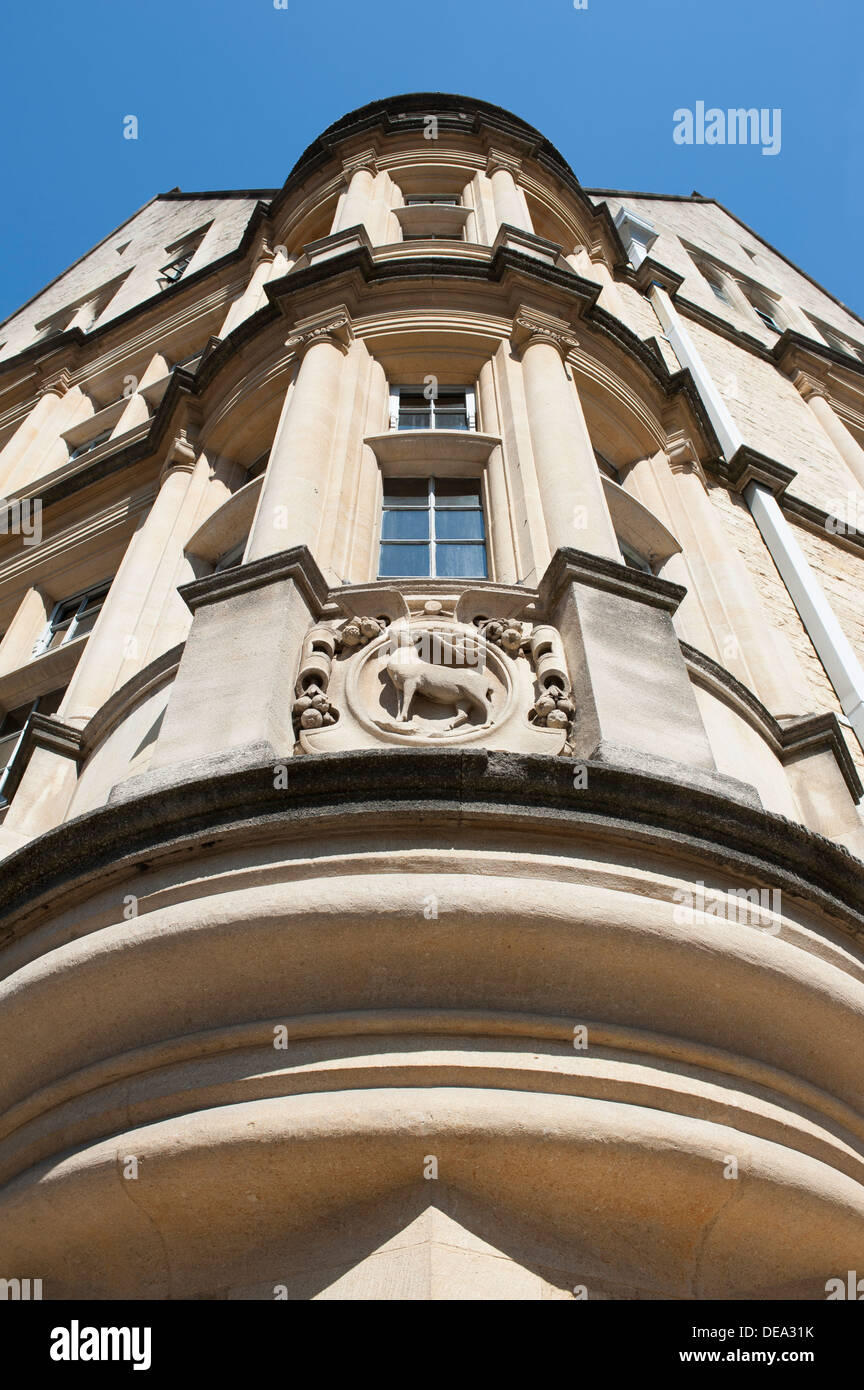 Une tourelle d'angle avec des fenêtres d'un bâtiment à Oxford Banque D'Images