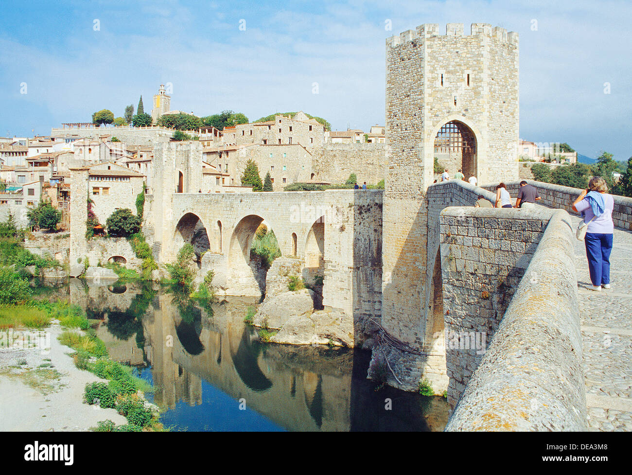 Pont sur la rivière Fluvia et aperçu du village. Besalu, Gérone, Catalogne, province de l'Espagne. Banque D'Images