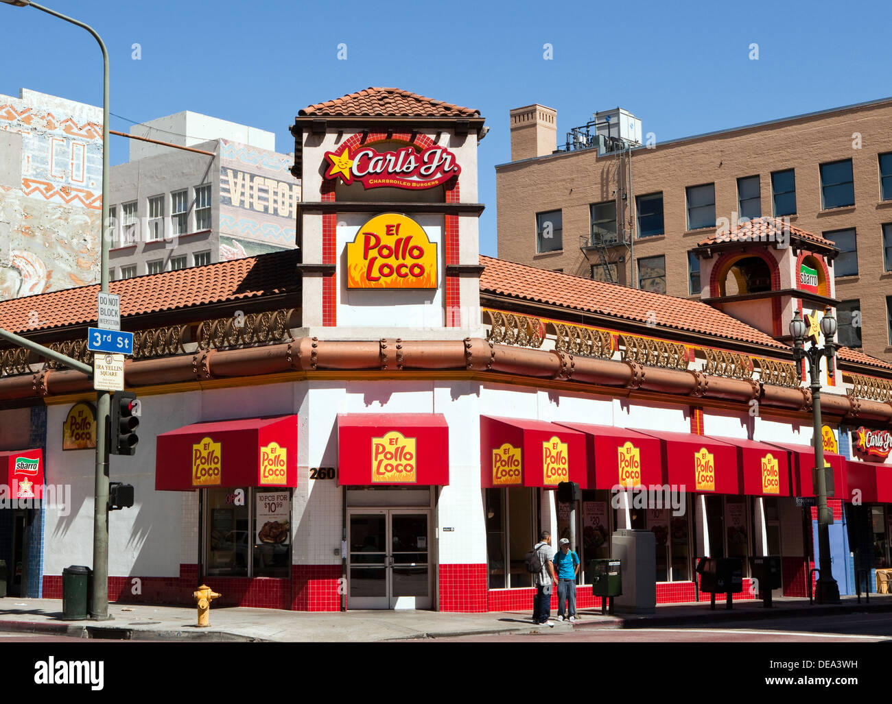 Vue d'un fast food comme Carl's Jr et El Pollo Loco dans le centre-ville de Los Angeles, Californie Banque D'Images