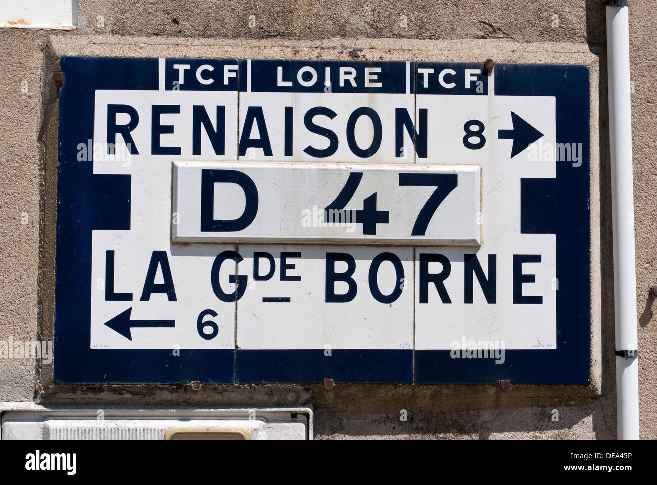 L'ancien français 1930 sol carrelé road sign ('plaque murale' Michelin). Saint-andré-les, Loire, France. Banque D'Images