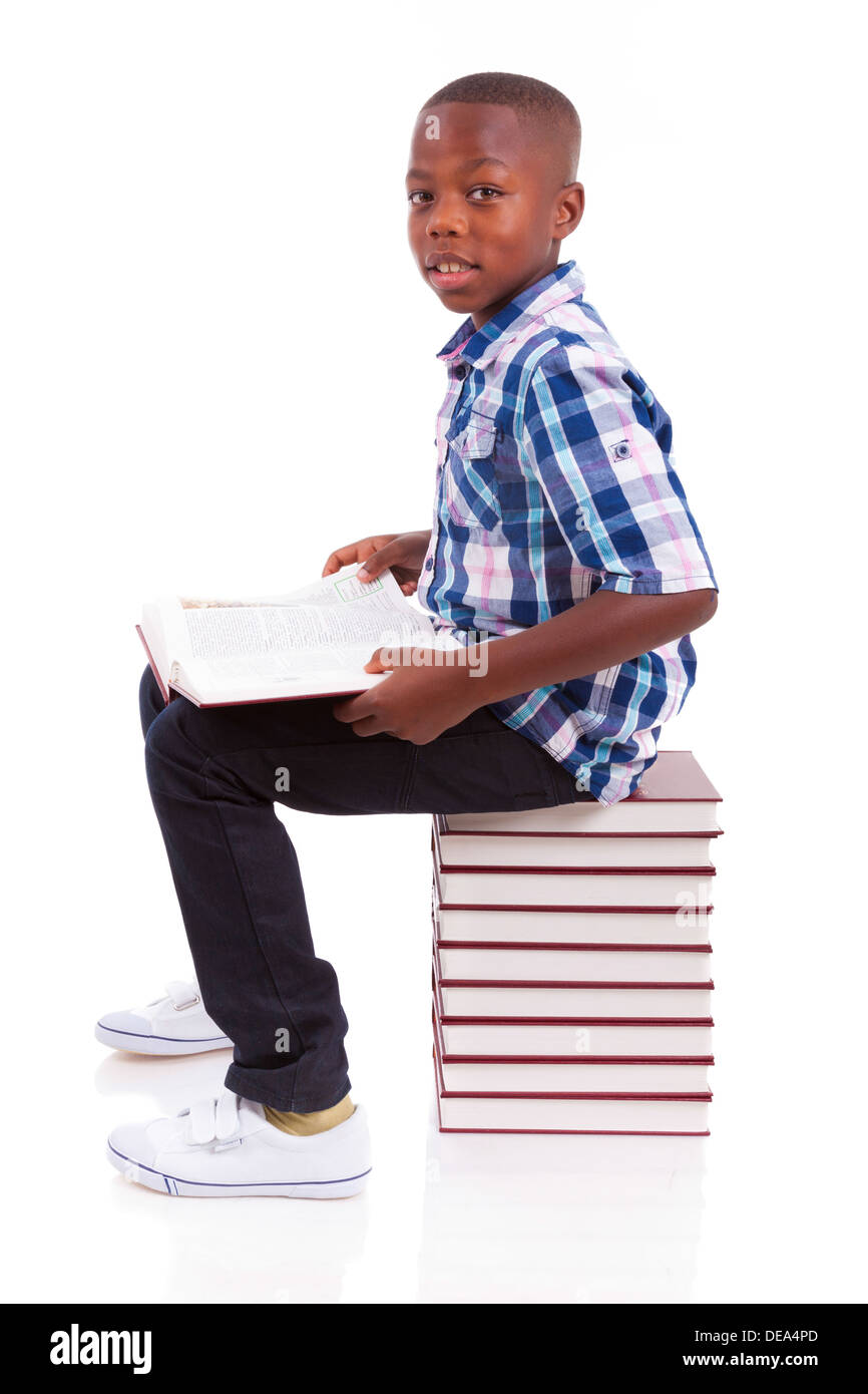 African American school boy reading a book, isolé sur fond blanc - les noirs Banque D'Images