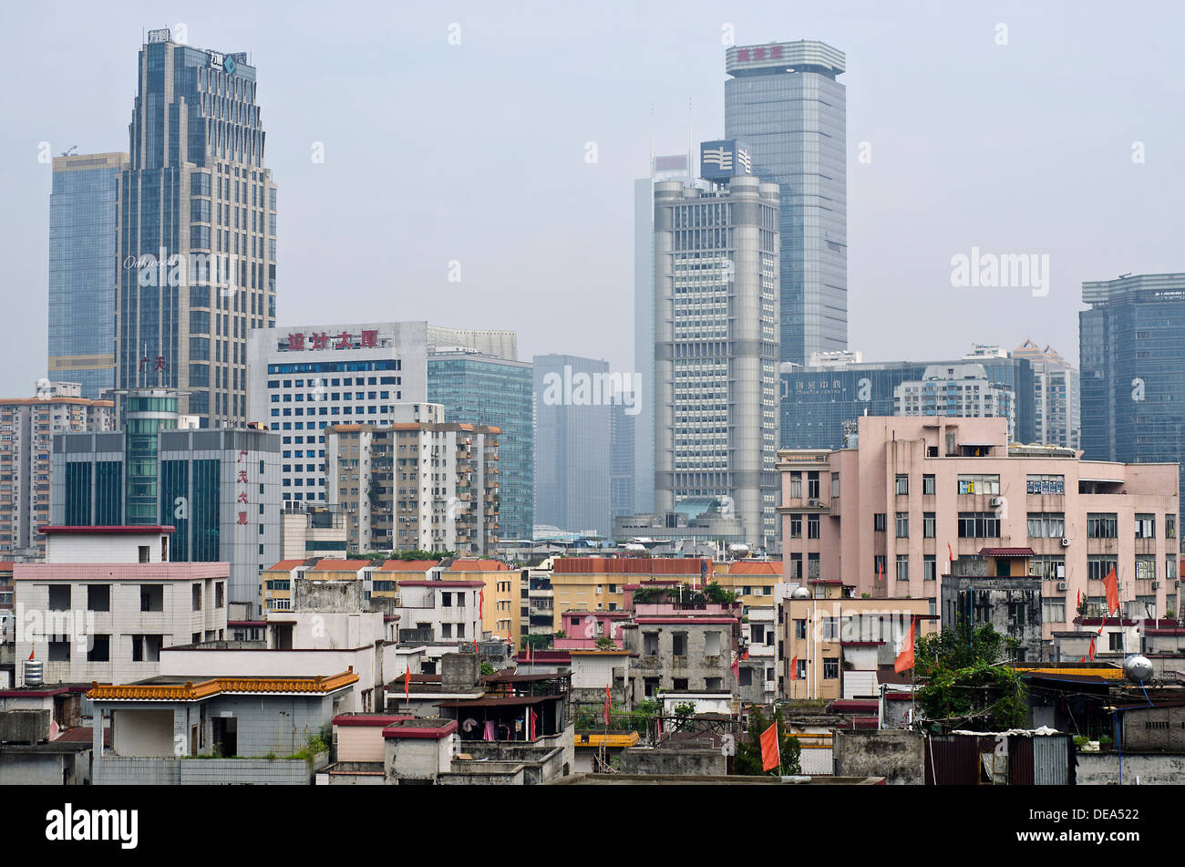Xian Cun village et à l'arrière-plan une des plus hauts bâtiments de Guangzhou Liede, en construction. Banque D'Images