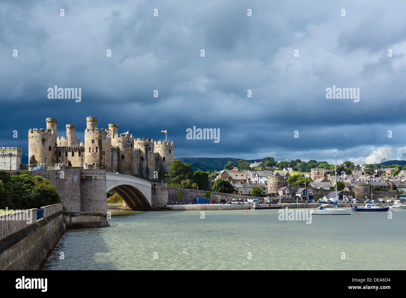 Vue sur Château de Conwy et le port sur l'estuaire de la rivière, Conwy, Nord du Pays de Galles, Royaume-Uni Banque D'Images