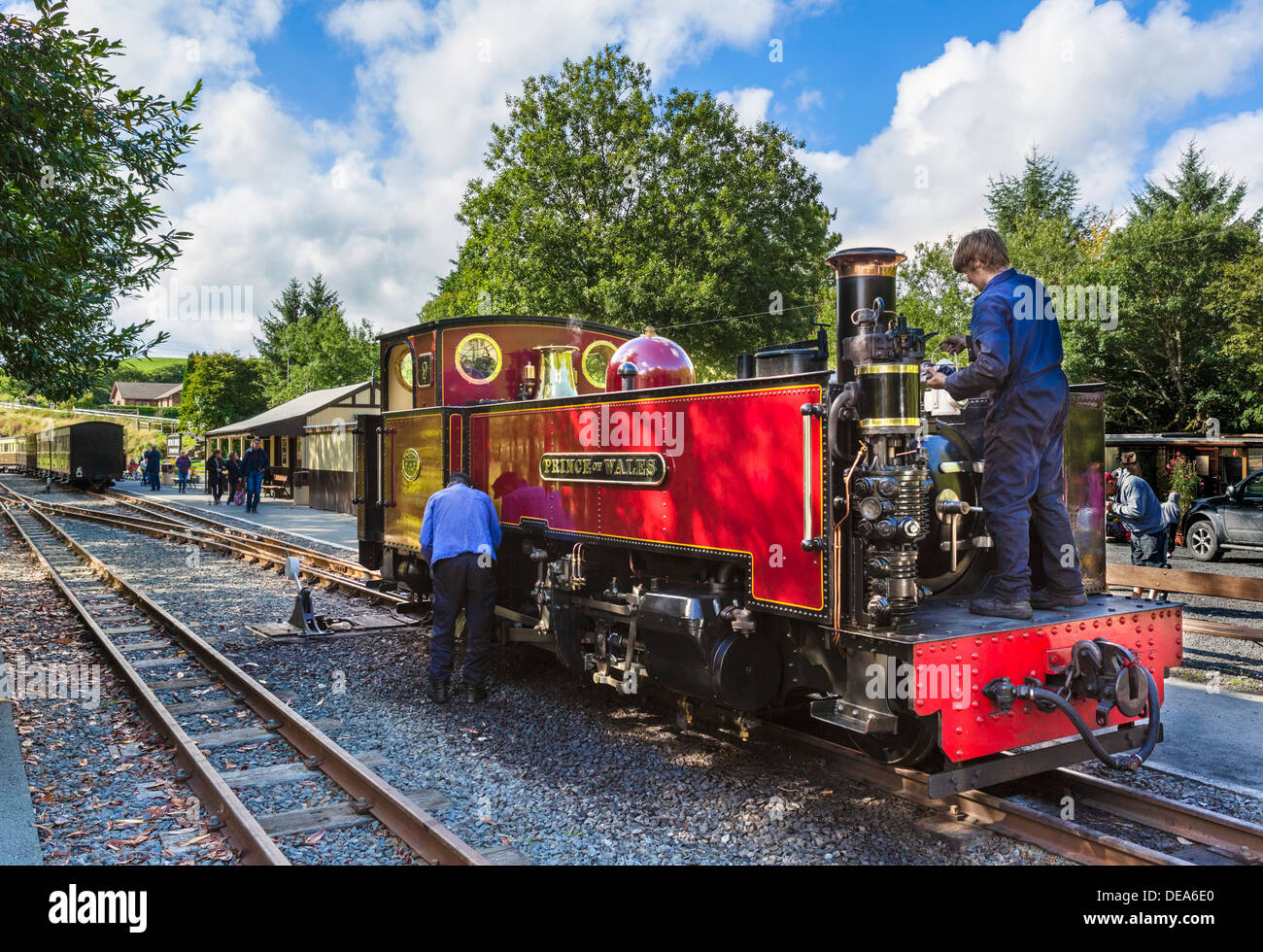 Les hommes travaillant sur 'Prince of Wales' train à vapeur Pont du Diable, la gare ferroviaire de Rheidol de Vale, Ceredigion, pays de Galles, Royaume-Uni Banque D'Images