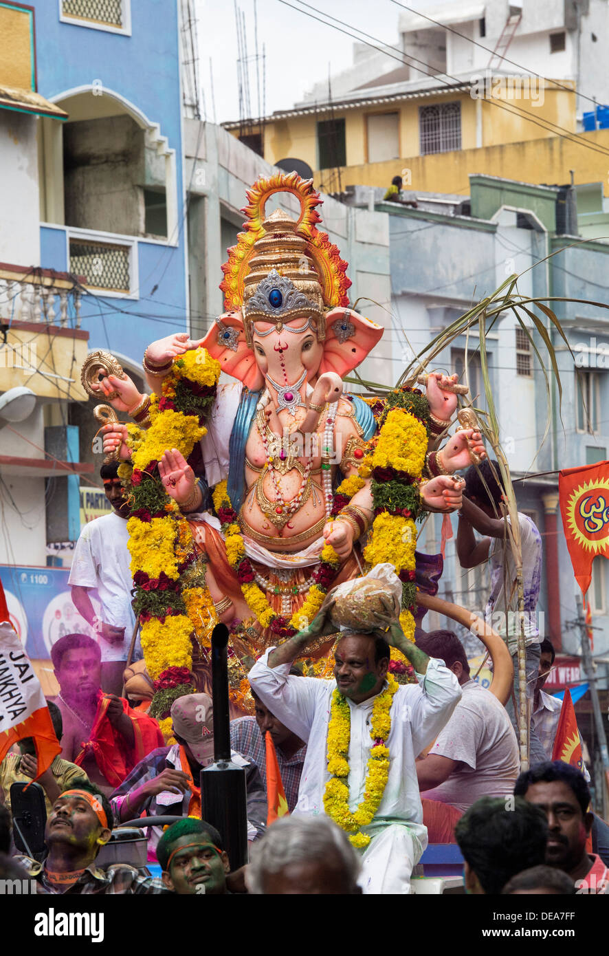 Les Indiens adorer Seigneur Ganesha statue. Ganesha Chaturthi Festival, Puttaparthi, Andhra Pradesh, Inde Banque D'Images