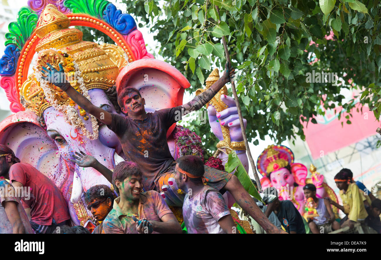 Les Indiens adorer Seigneur Ganesha statue. Ganesha Chaturthi Festival, Puttaparthi, Andhra Pradesh, Inde Banque D'Images