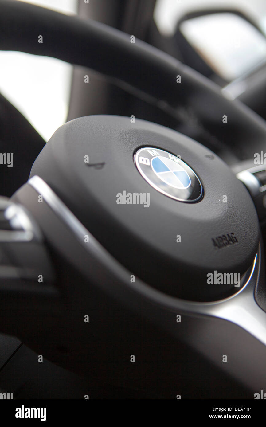 Close up intérieur détail volant d'une F30 BMW Série 3 berline tricorps Banque D'Images