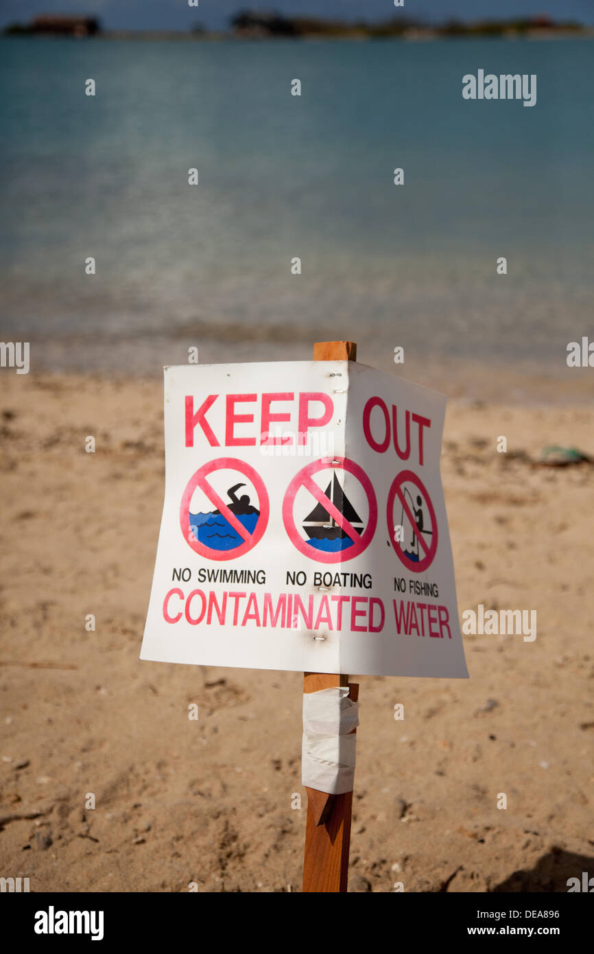 Honolulu, Hawaii, États-Unis. 14e Août, 2013. Panneau d'avertissement affiché après que 1400 tonnes de mélasse déversées dans le port. Les fonctionnaires sont l'appeler la pire catastrophe de l'océan de tous les temps. Des milliers de poissons sont morts après un déversement provenant d'un tuyau Matson utilisé pour transférer la mélasse aux navires. © Craig Ellenwood/Alamy Live News Banque D'Images