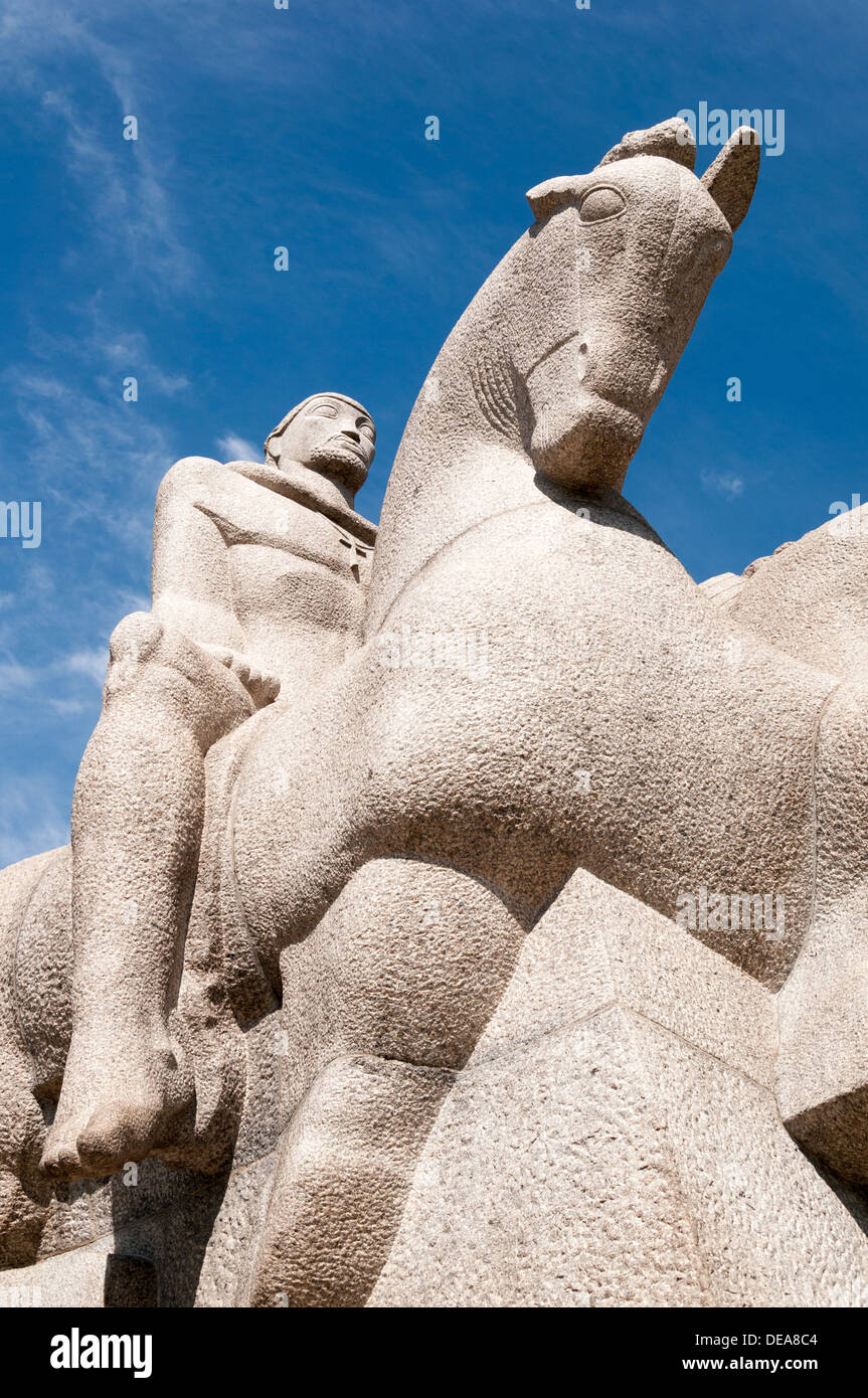 Le Monument Bandeiras dans le parc Ibirapuera, Sao Paulo, Brésil. Banque D'Images